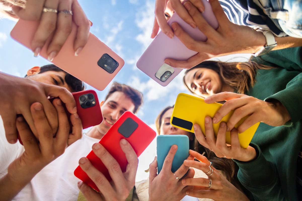 Jugendliche mit Smartphones