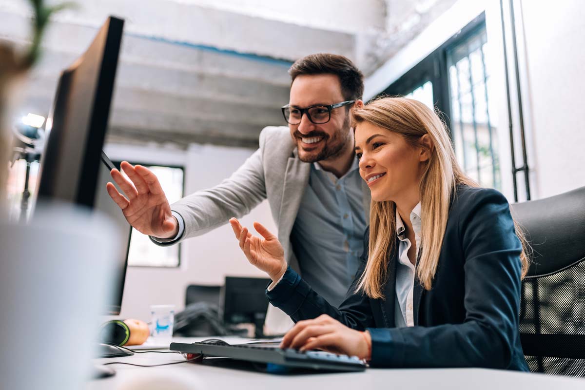 Frau und Mann arbeiten im Büro
