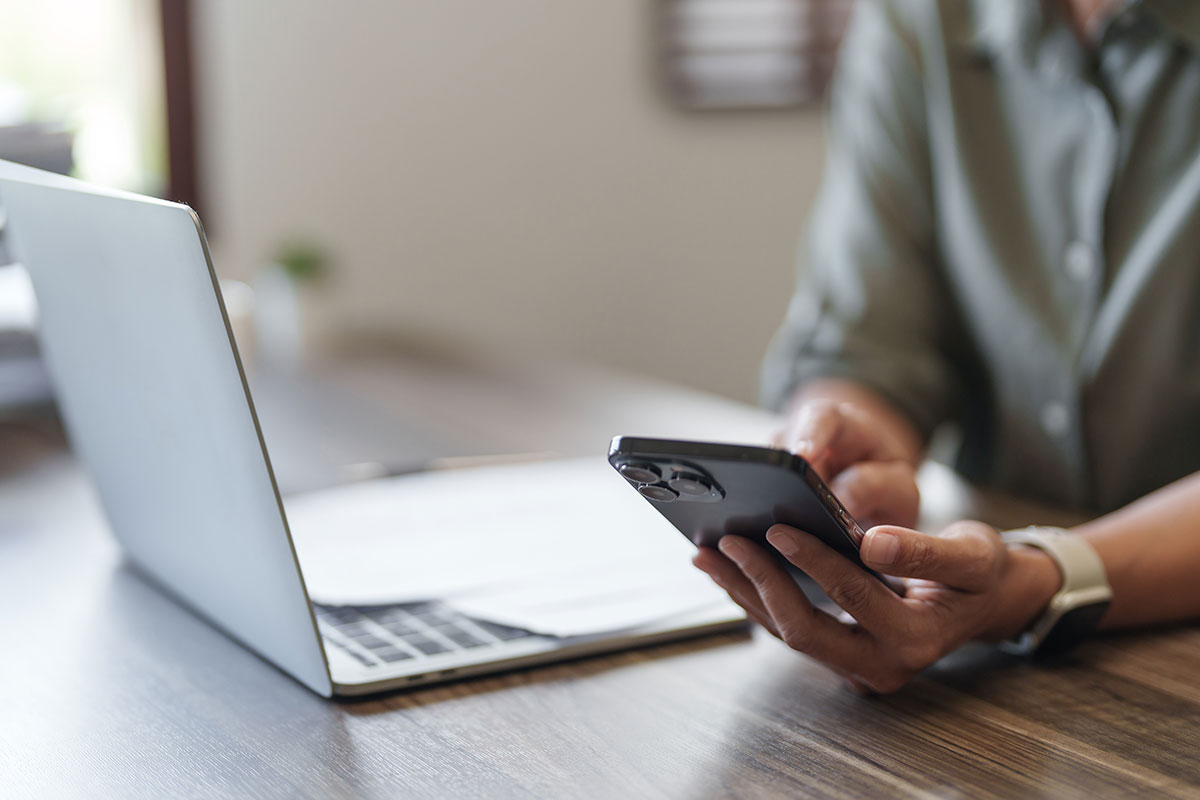 Telefon und Laptop